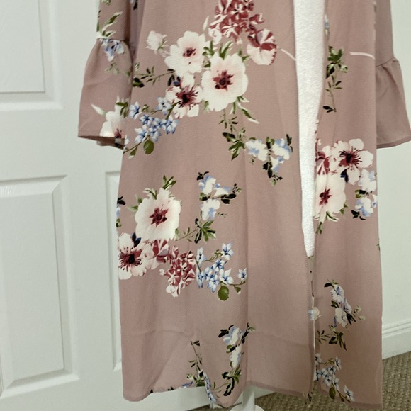 Blush Floral Kimono - Picture 4 of 9